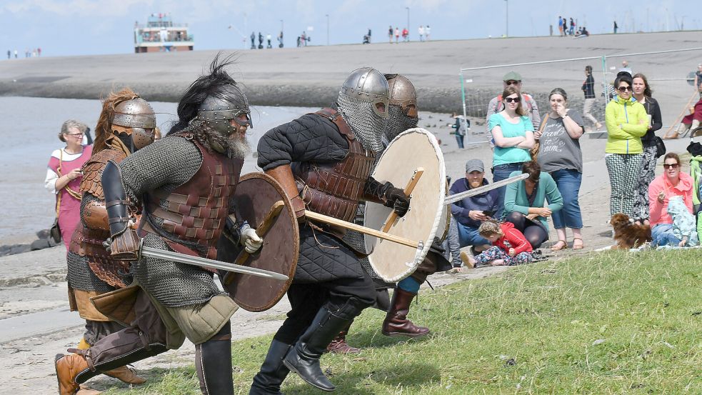 Von ihren Drachenbooten aus stürmen Wikinger-Darsteller an den Strand von Norddeich, hier eine Szene aus den Vorjahren. Foto: Helmut Vortanz