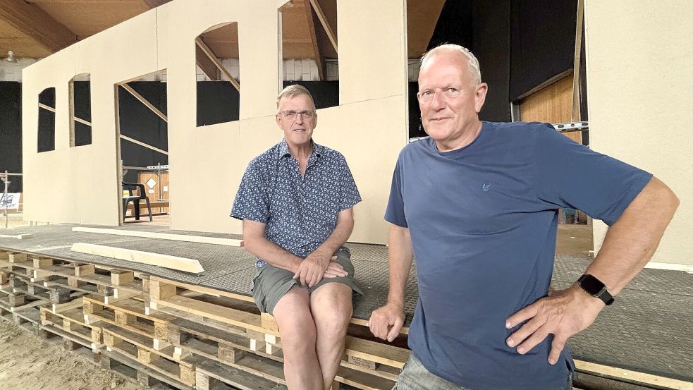 Ludwig Soeken (links) und Wilhelm Buschmann vor einem der ersten Kulissengebäude in der großen Halle des RTC in Timmel. Foto: Nicole Böning