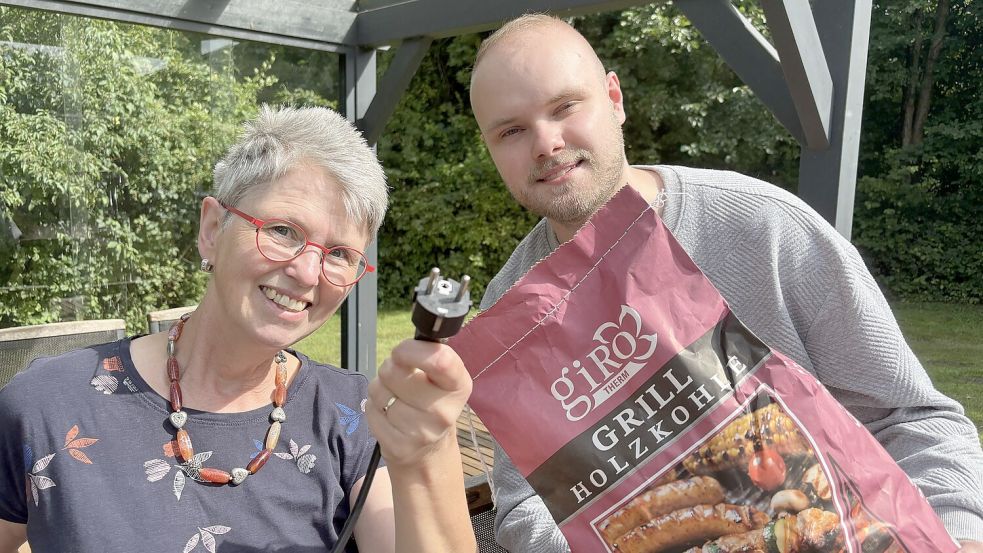 Sticht der Elektrogrill die Holzkohlen? Oder braucht man doch das Raucharoma zu Grillen? Karin Lüppen und Lars Löschen haben unterschiedliche Meinungen. Foto: Jonas Bothe