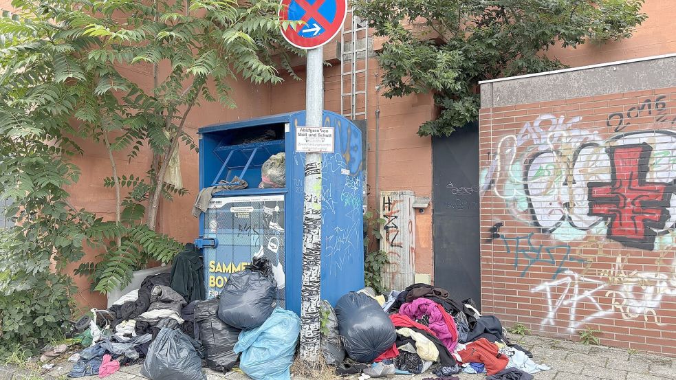 Pikantes Stillleben: Man beachte das Hinweisschild, dass an dieser Stelle am Bentinkshof das Ablagern von Müll verboten ist. Fotos: Stephanie Schuurman