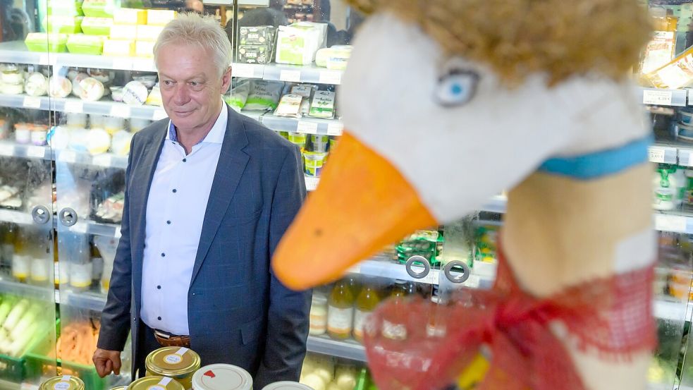 Bundesagrarminister Alois Rainer (CSU) besucht in Brandenburg den Bio-Betrieb „Ökodorf Brodowin“ . Foto: Patrick Pleul/dpa
