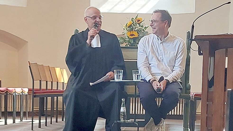 Chefredakteur Lars Reckermann hat Pastor Ingo Brookmann im Gottesdienst in der evangelisch-reformierten Kirche in Loga besucht. Foto: Alexander Borus
