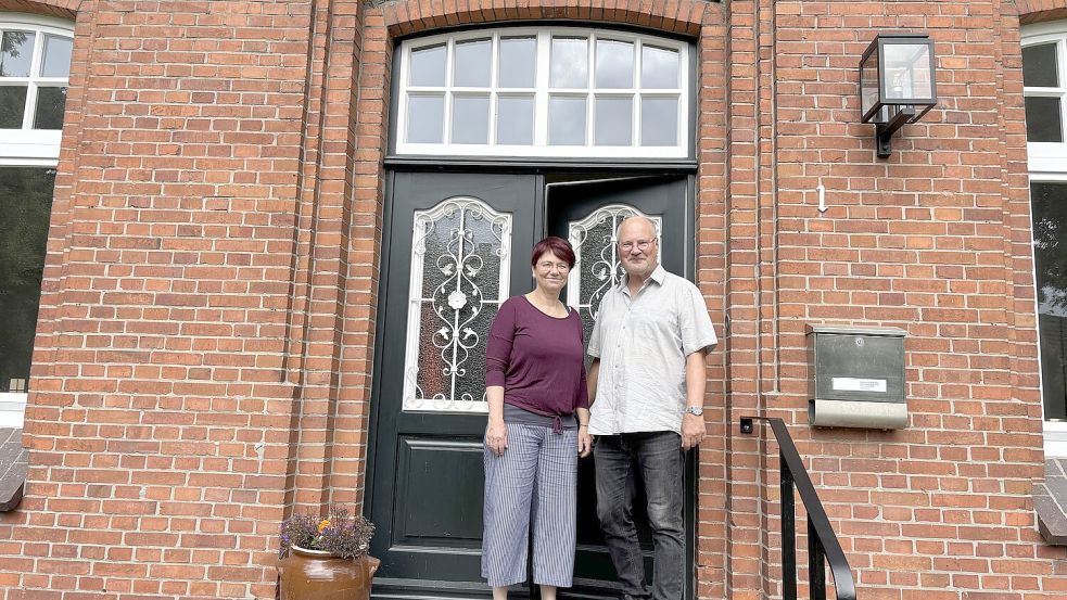 Seit etwa einem Jahr wohnt das Pastorenehepaar Frederik und Ruth Koßmann in dem hübsch sanierten Pfarrhaus. Ein Privileg, sagen die beiden. Fotos: Lotta Groenendaal