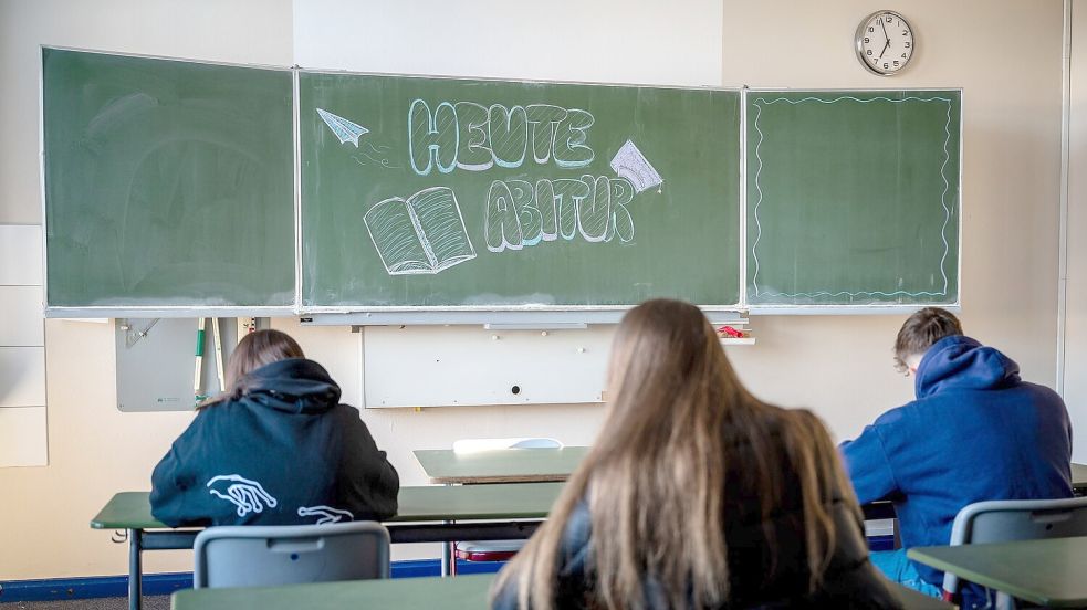 Der Deutsche Lehrerverband spricht von einer „Flut an Einser-Abis“. (Symbolbild) Foto: Sina Schuldt/dpa