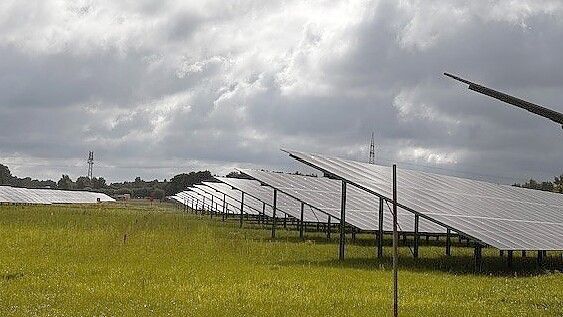 In Eisinghausen bei Leer stehen schon Photovoltaikpanele, weitere sind im Bau. Dieser Solarpark in Nähe der Autobahn könnte noch in diesem Jahr ans Netz gehen. Foto: Tatjana Gettkowski