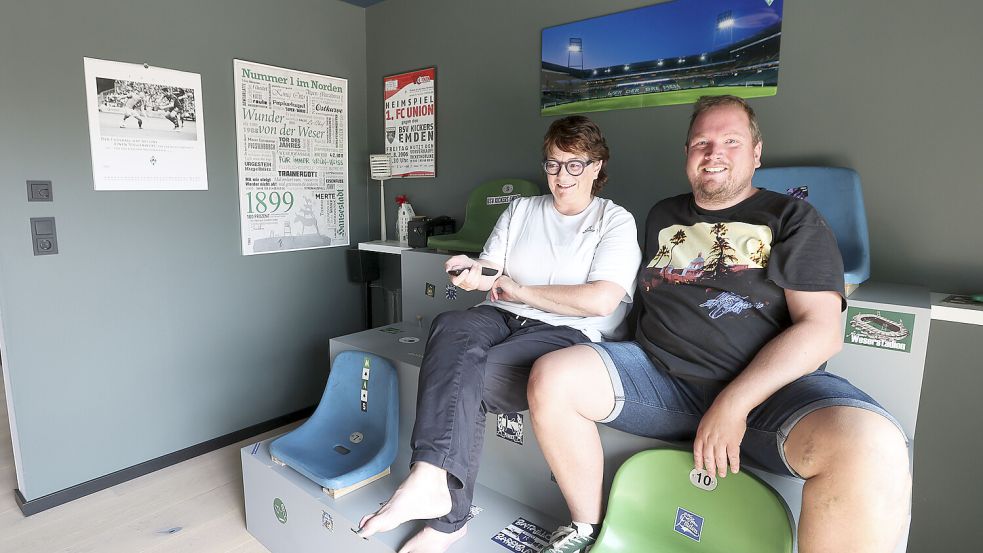 Tina Koenen und Eike Höcker sind große Fußballfans. Deshalb haben sie in ihrem Neubau ein Fußball-Zimmer samt Tribüne eingerichtet. Foto: Jens Doden/Emden