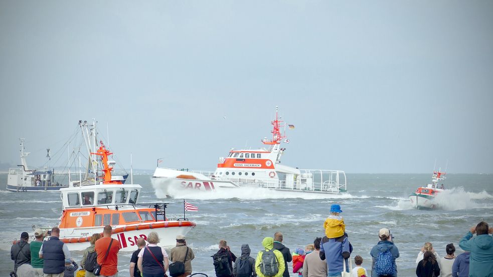 Beim Tag der Seenotretter stehen viele Vorführungen, Besichtigungen und Mitfahrten auf dem Programm, hier eine Aufnahme aus den Vorjahren. Foto: Die Seenotretter – DGzRS, Andreas Rade