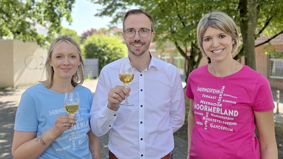 Laden ein zum Moormerländer Weinfest (von links): Ines Hinrichs (Leitung Tourist-Information), Bürgermeister Hendrik Schulz und Maike Lindemann (Tourist-Information). Foto: Gemeinde Moormerland