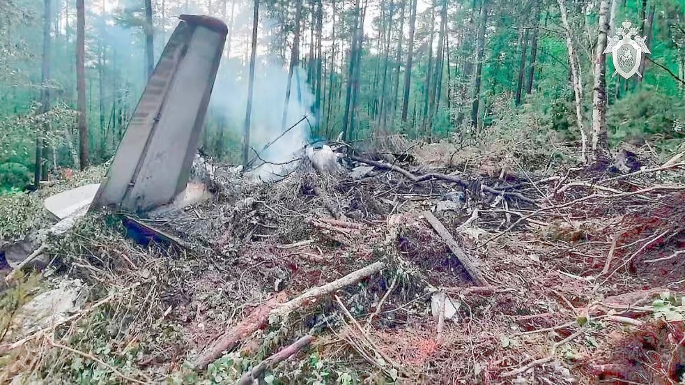 Überreste der abgestürzten An-24 mitten in der Taiga. Foto: -/Russian Investigative Committee/AP/dpa