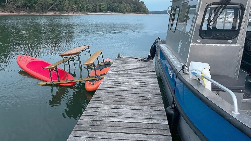 Das Trio war auf einer Konstruktion aus Surfbrettern und einer Bierbank auf dem Brombachsee unterwegs. Bild: Polizei Mittelfranken Foto: -/Polizei Mittelfranken/dpa