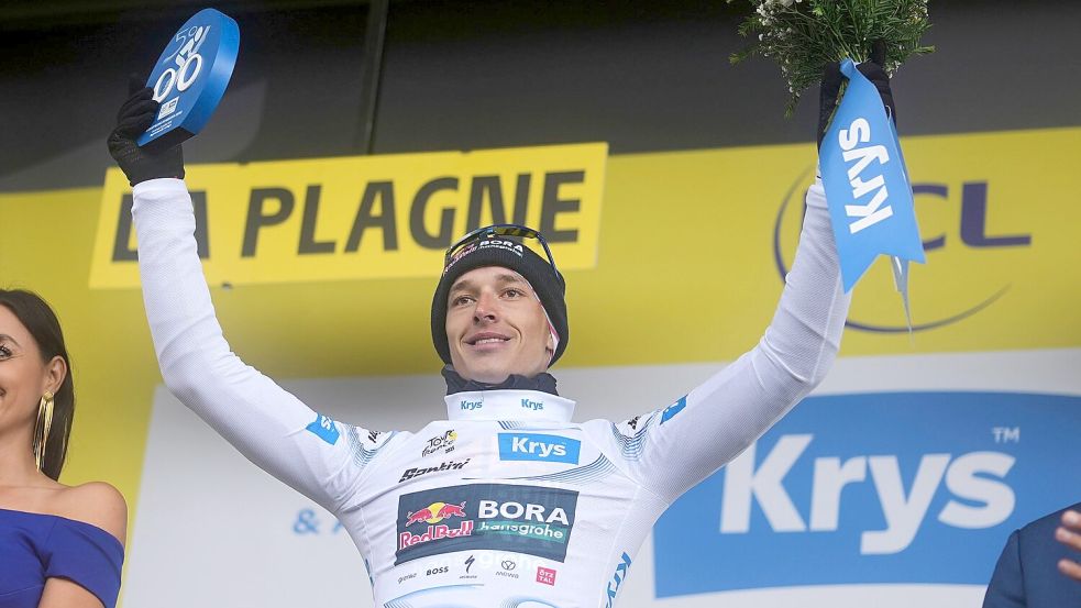 Florian Lipowitz hat auf der 19. Etappe der Tour de France den dritten Platz und das Weiße Trikot verteidigt. Foto: Thibault Camus/AP/dpa