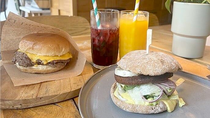 Der Smash Burger und der Ziegenkäse-Feigen-Burger waren schnell serviert. Foto: Jasmin Oltmanns