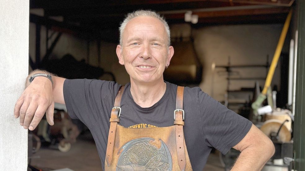 Durch das, was ihm im vergangenen Jahr passiert ist, lässt sich Marcus MacGowan nicht vom Schmieden abhalten. Foto: Nicole Böning