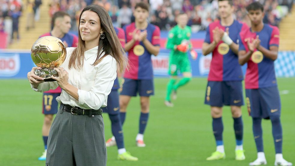 Applaus von den männlichen Kollegen beim FC Barcelona: Weltfußballerin Aitana Bonmati. Foto: IMAGO/NurPhoto