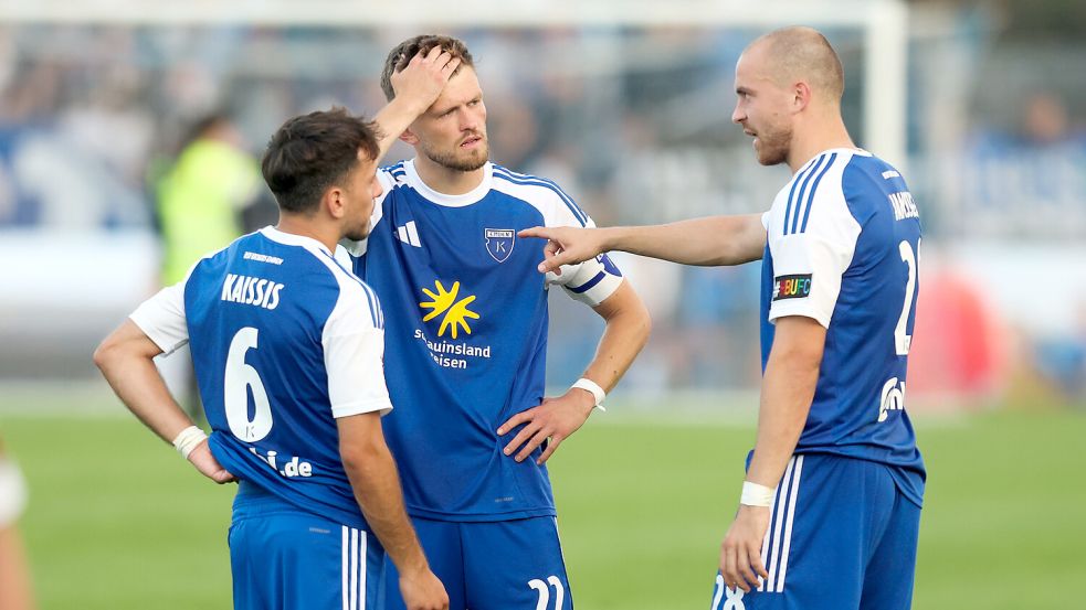 Nach dem Spiel gab es bei Kai Kaissis, Kapitän Dennis Engel und Jarno Janssen (von links) noch Diskussionsbedarf. Foto: Jens Doden/Emden