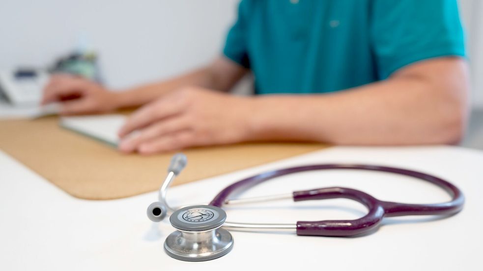Eine Studie der Uni Würzburg zeigt, dass Ärzte, die in ihrer Arbeit Künstliche Intelligenz verwenden, von Patienten schlechter eingeschätzt werden. (Symbolbild) Foto: Sebastian Kahnert/dpa