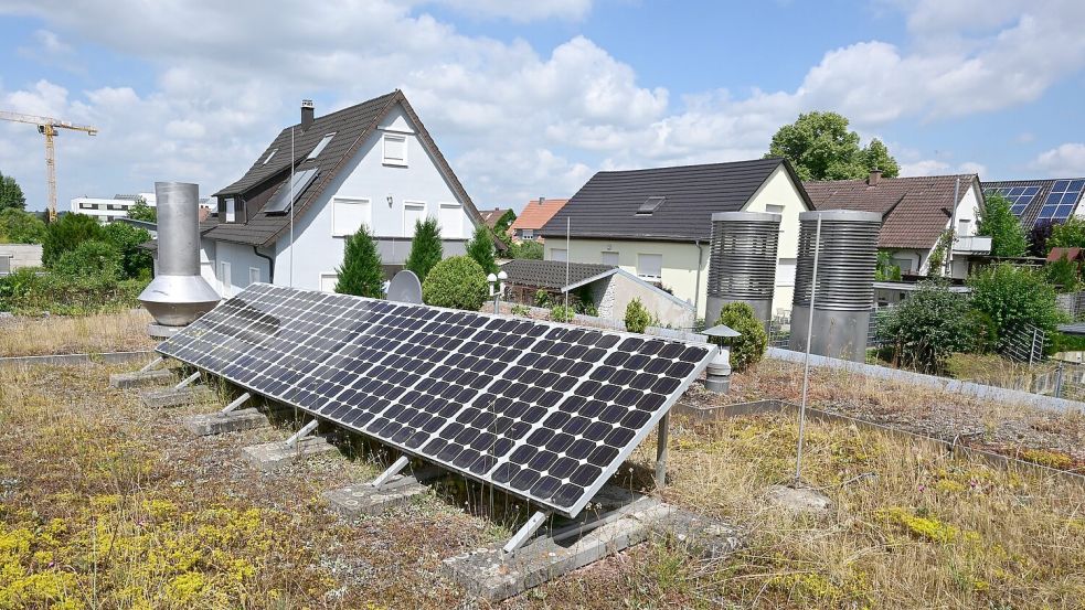 Für Besitzer von Solarangaben gibt es turnusmäßig Einbußen bei der Einspeisevergütung. (Archivbild) Foto: Bernd Weißbrod/dpa/dpa-tmn