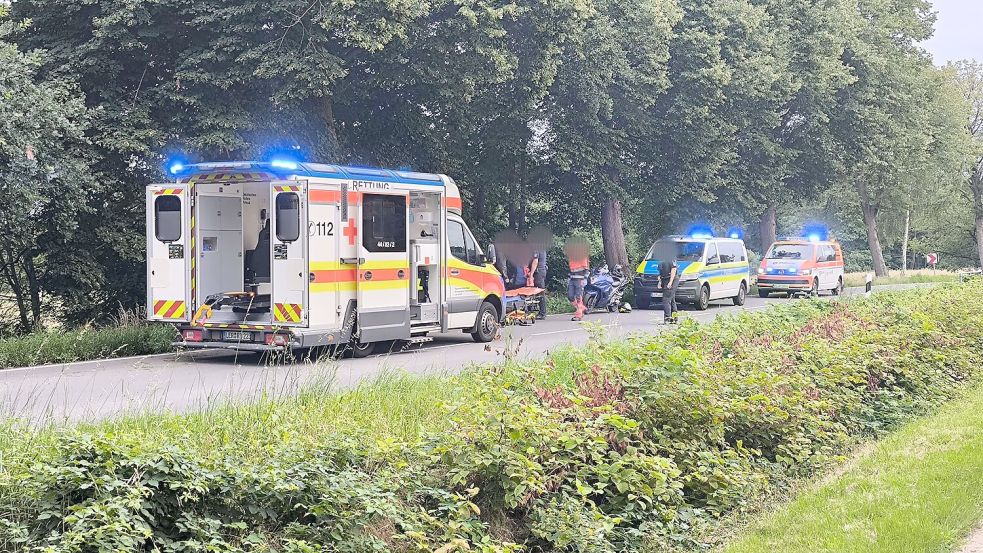 Der Motorradfahrer wurde vom Rettungsdienst in ein Krankenhaus gefahren. Foto: Daniel Grüneke
