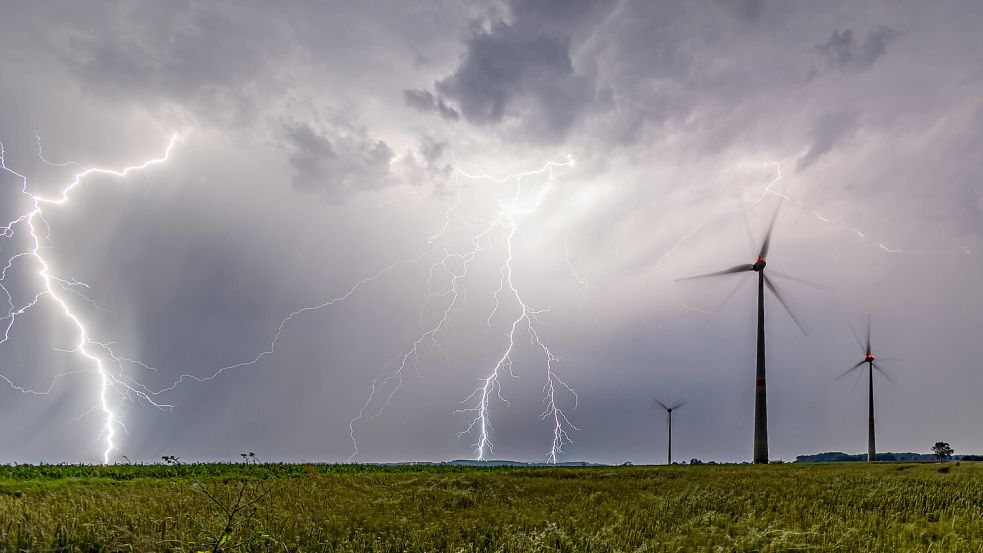Gewitter sind gefährlich – auch wenn sie noch weit entfernt erscheinen. Foto: IMAGO/Chantal Anders