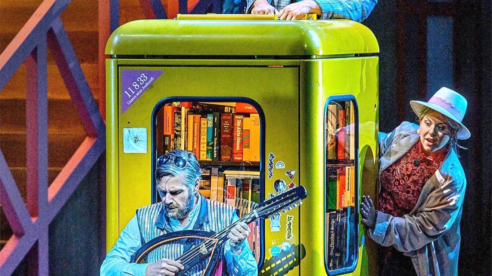Eine alte Telefonzelle schafft es in Davids‘ Inszenierung. Foto: Enrico Nawrath/Bayreuther Festspiele/dpa