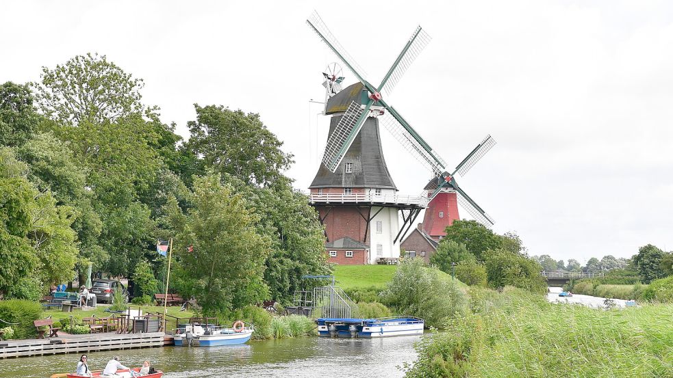 Die Zwillingsmühlen vom Wasser aus: aus jeder Perspektive ein schönes Motiv. Foto: Heinz Wagenaar
