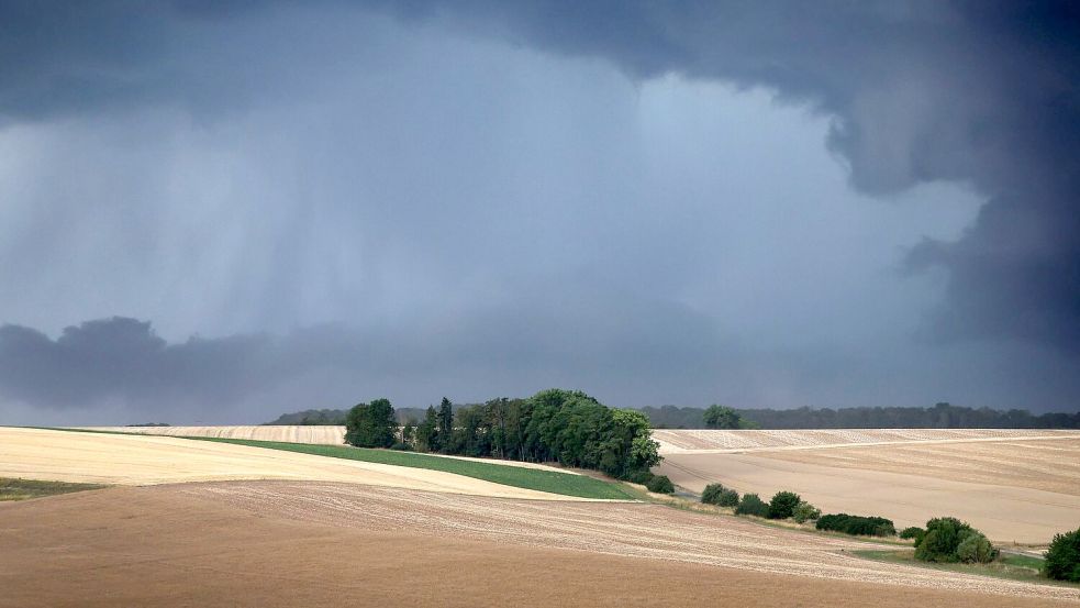 Gewitter und Regen werden vor allem im Süden und Osten Deutschlands erwartet. (Symbolbild) Foto: Karl-Josef Hildenbrand/dpa