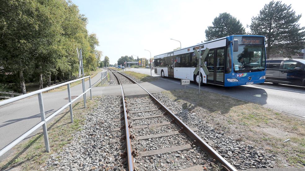 Die Gleise der Bahnstrecke Aurich-Abelitz verlaufen mitten durch Moordorf. Bislang bedeutet ÖPNV, mit dem Bus zu fahren. Foto: Romuald Banik
