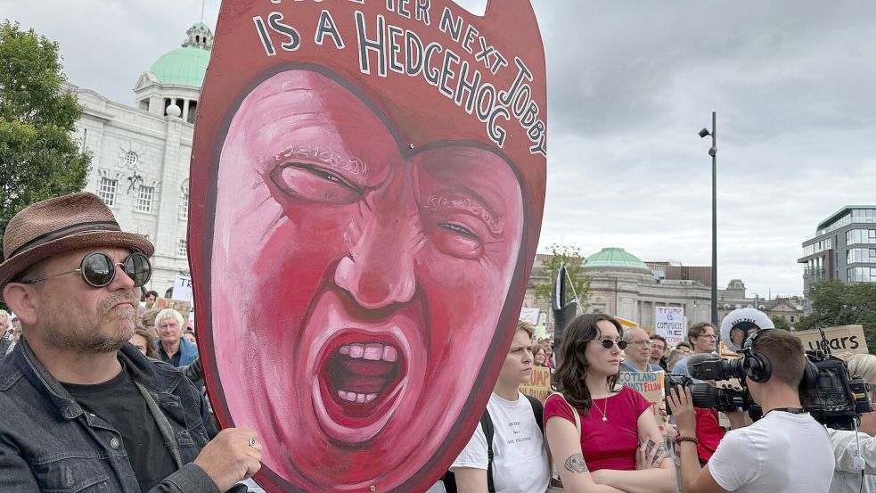 Zahlreiche Menschen protestieren gegen Donald Trump Foto: Jan Mies/dpa