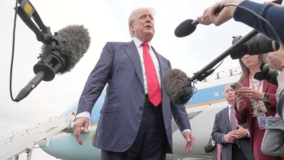 Trump schaltet sich aus Schottland in den Konflikt ein. Foto: Jacquelyn Martin/AP/dpa