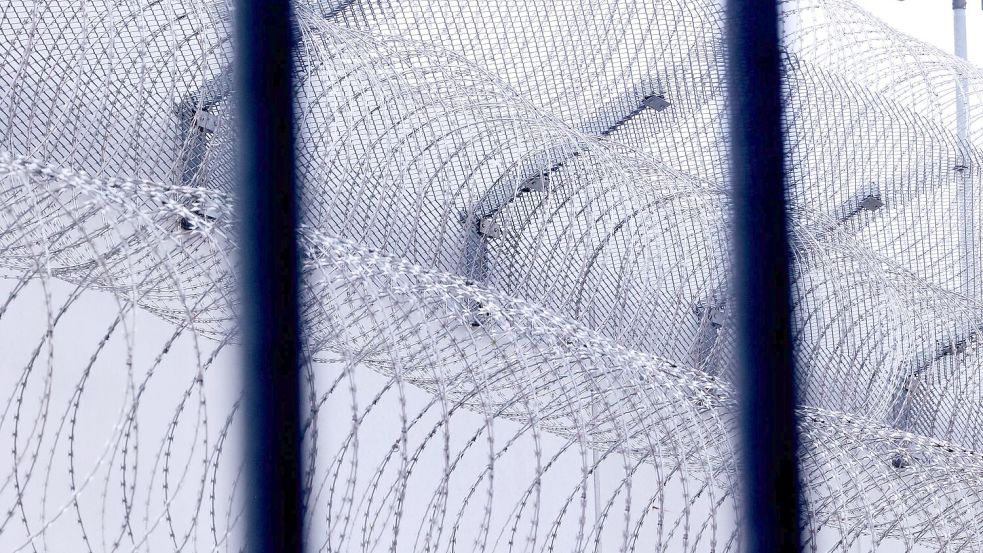 Viele Gefängnisse in Deutschland sind laut einer Umfrage am Rande ihrer Kapazität. (Symbolfoto) Foto: David Young/dpa