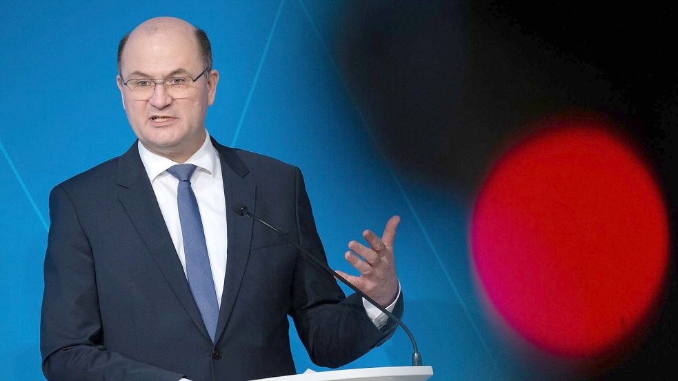 Bayerns Finanzminister Albert Füracker (CSU) sieht das Ausgleichssystem unter den Bundesländern am Ende. Er sorgt sich um eine Überforderung der Geberländer. (Archivbild) Foto: Sven Hoppe/dpa