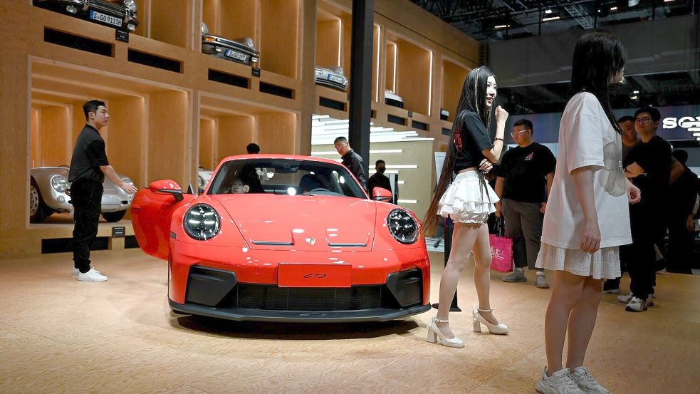 In China sind einige deutsche Autobauer im Luxussegment unterwegs und damit von der neuen Regelung betroffen. (Symbolbild) Foto: Johannes Neudecker/dpa