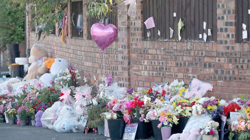 Menschen haben in der Nähe des Tatorts von Southport Blumen niedergelegt. (Archivbild) Foto: Scott Heppell/AP/dpa