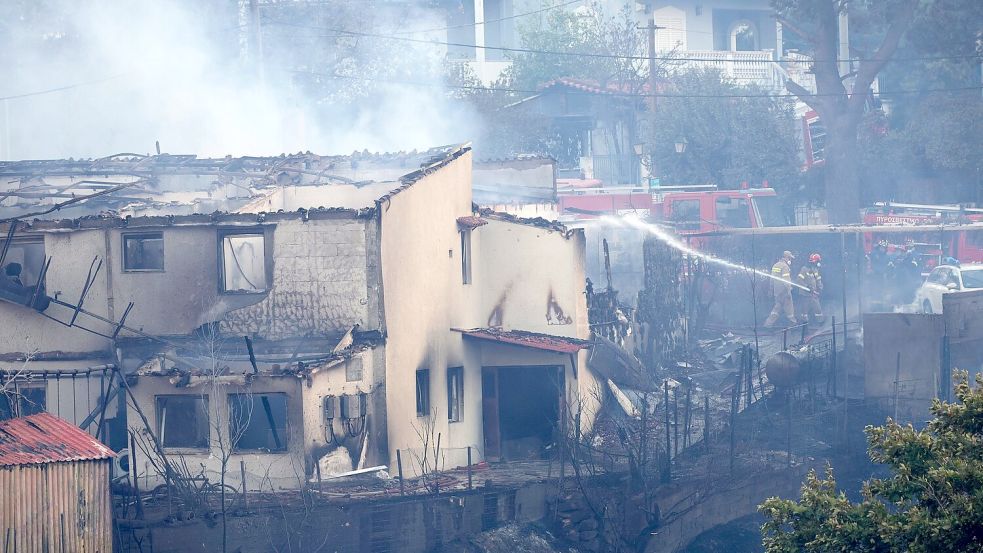 Zahlreiche Häuser sind beschädigt oder vollständig ausgebrannt. Foto: Yorgos Karahalis/AP/dpa