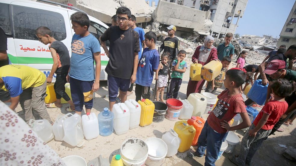 Im Gazastreifen fehlt es den Menschen an allem - selbst um Wasser müssen sie sich anstellen. Foto: Omar Ashtawy/APA Images via ZUMA Press Wire/dpa