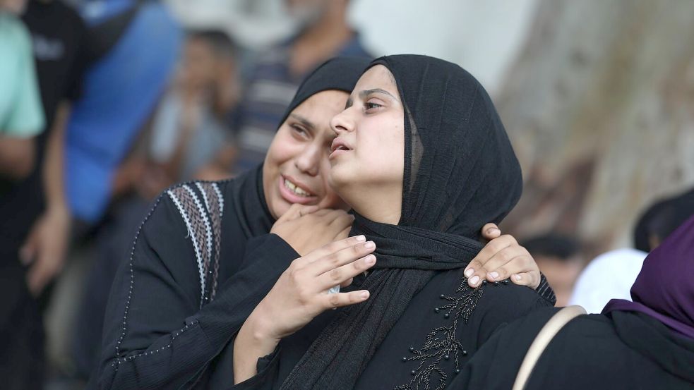 Trotz teilweiser humanitärer Feuerpause greift Israel weiter im Gazastreifen an - in den Krankenhäusern trauern die Angehörigen um ihre Toten. Foto: Omar Ashtawy/APA Images via ZUMA Press Wire/dpa