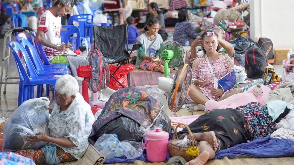 Immer mehr Menschen müssen in Evakuierungszentren untergebracht werden. Foto: Sakchai Lalit/AP/dpa