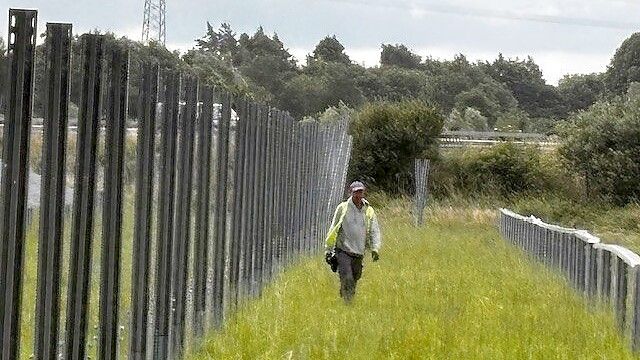 In der Nähe der Autobahn bei Eisinghausen wird ein Solarpark errichtet. Foto: Tatjana Gettkowski