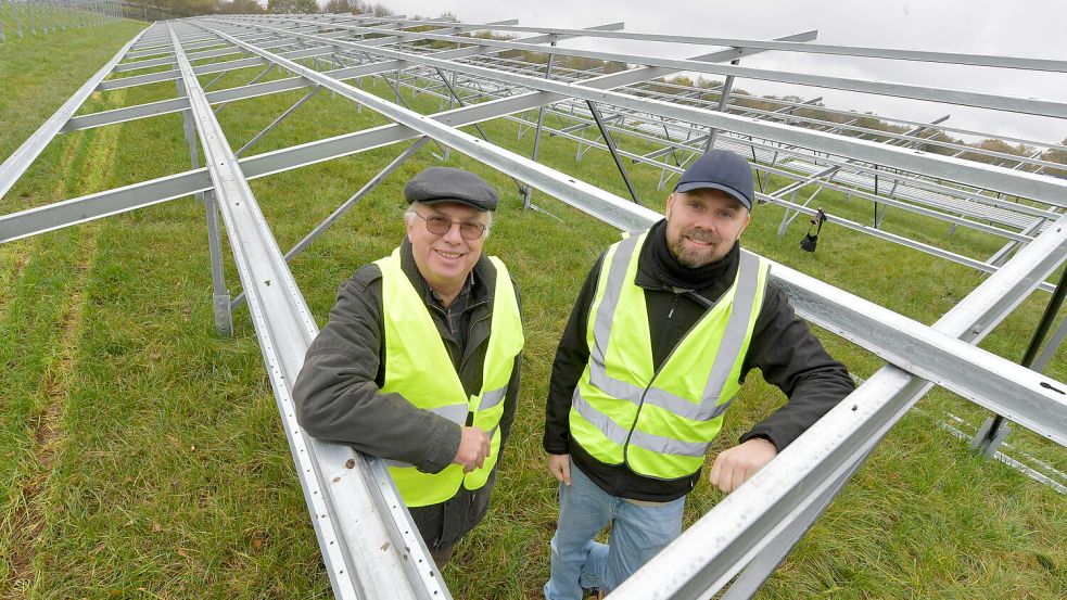 Bürgermeister Bernhard Janssen (links) und der Erste Samtgemeinderat Joachim Duin hatten den neuen Photovoltaikpark in Brinkum im vergangenen Jahr bei einem Pressetermin vorgestellt. Inzwischen sind dort bereits die Solarpanele montiert worden. Foto: Klaus Ortgies/Archiv
