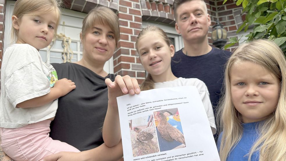 Leyntje und Falco Tausendfreund sowie die Kinder Kalea (von links), Feenia und Taya haben Flyer aufgehängt. Sie bitten um Hinweise auf das vermisste Hühnchen. Foto: Marion Janßen