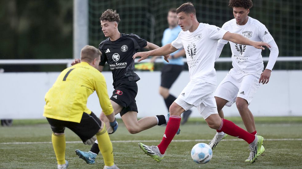 Zum Auftakt direkt ein schwieriges Spiel: Die SG Rot-Weiß Emden/Kickers Emden II (weiße Trikots) musste gegen den Liga-Favoriten Uplengen eine 0:3-Niederlage hinnehmen. Foto: Jens Doden, Emden