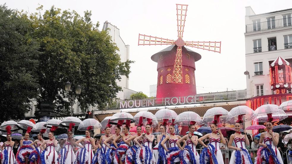 Moulin-Rouge-Tänzerinnen bei der Tour de France. Foto: Michel Euler/AP/dpa