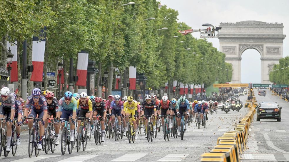 Tadej Pogacar im Gelben Trikot bei der Tour de France. Foto: Thibault Camus/AP/dpa