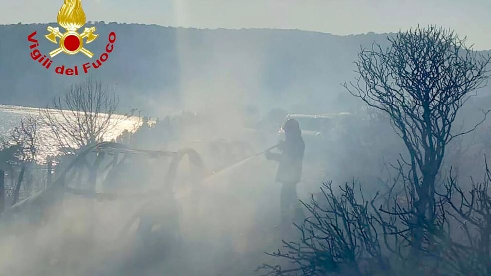 Seit frühen Nachmittag ist die Feuerwehr im Einsatz. Foto: -/Vigili del Fuoco/dpa