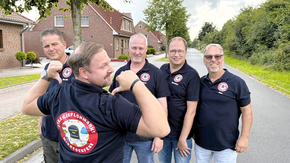 Noch ist der Jannburger Weg in Wiesmoor überschaubar. Zum großen Flohmarkt wollen diese Fünf das ändern (von links): Harald Schmidt, Robert Winter, Rainer Kuhlmann, Christian Behrends und Uwe Jüttner. Foto: Nicole Böning