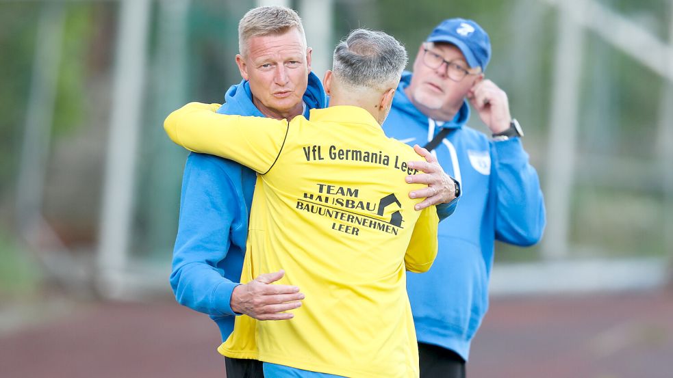 Papenburgs Trainer Ralf Ammermann (links) war nach dem Abpfiff bedient. Archivfoto: Jens Doden, Emden
