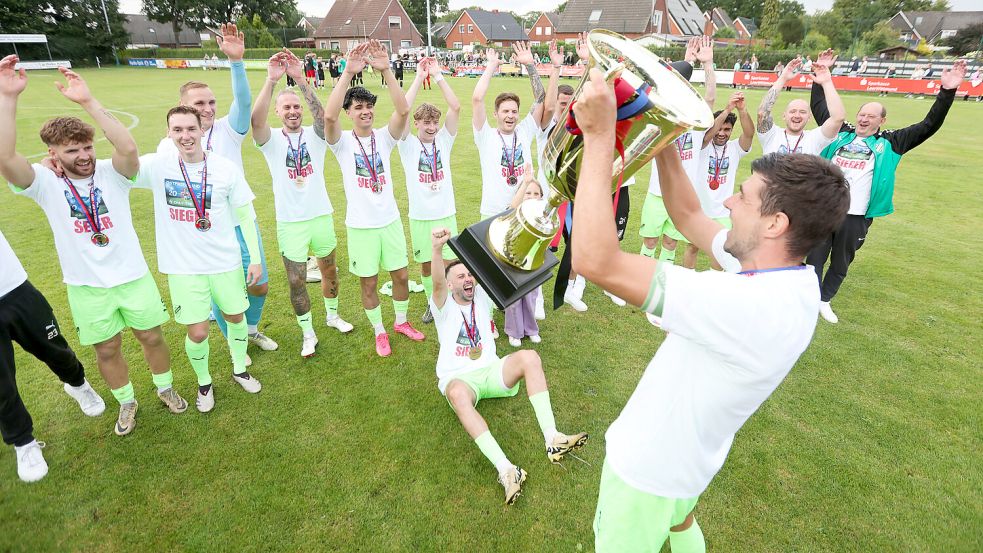 Zum vierten Mal geht die Trophäe nach Firrel. Foto: Jens Doden