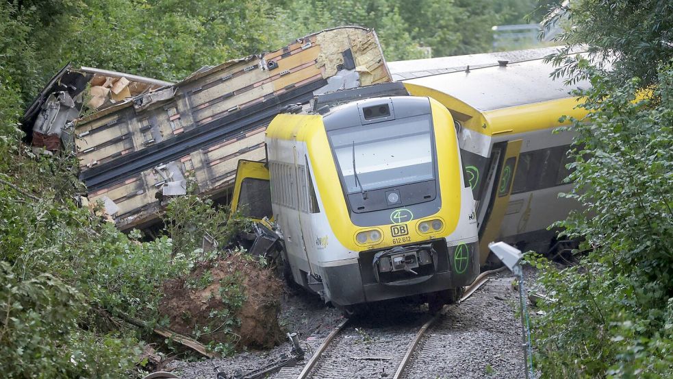 Am Morgen nach der tödlichen Entgleisung stellt sich den Ermittlern ein dramatisches Bild dar. Foto: Thomas Warnack/dpa