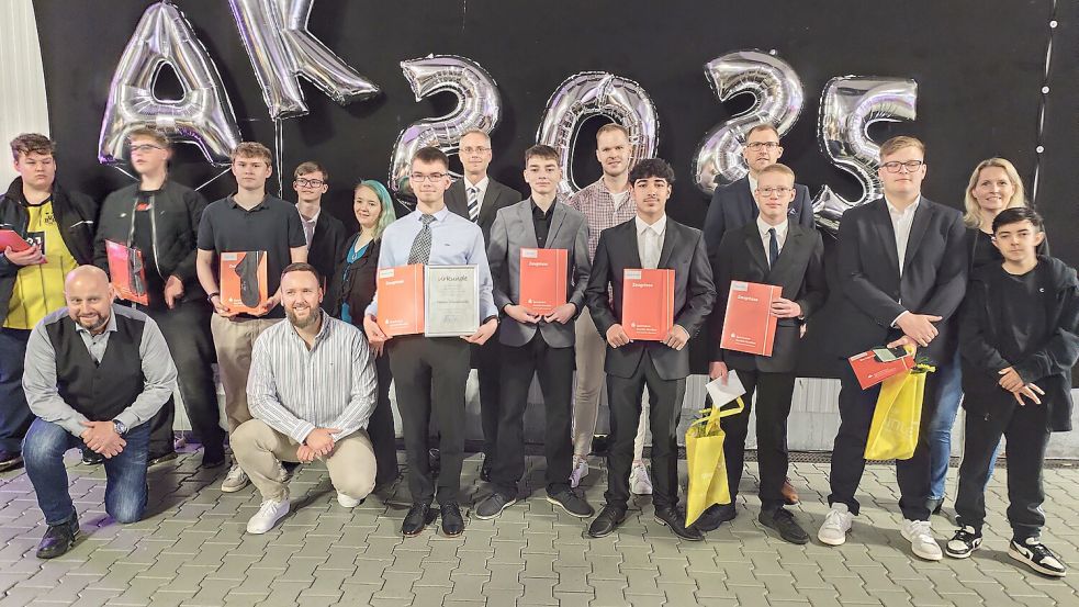 Die Absolventen des neunten Jahrgangs freuen sich über ihre Abschlusszeugnisse und starten nun ins Berufsleben oder in eine weiterführende Schulform. Foto: privat