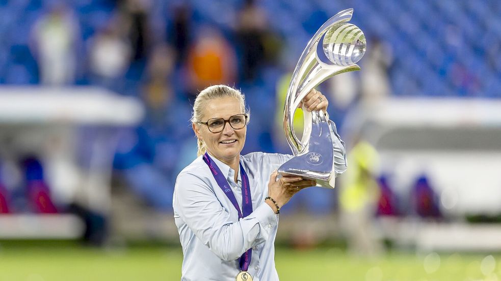 Da ist das Ding - mal wieder: Sarina Wiegman freut sich über ihren dritten EM-Titel. Foto: Michael Buholzer/KEYSTONE/dpa